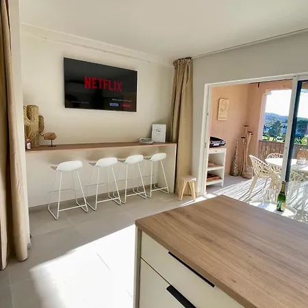 Proche St Tropez Refait A Neuf Bord De Et Piscine Apartament