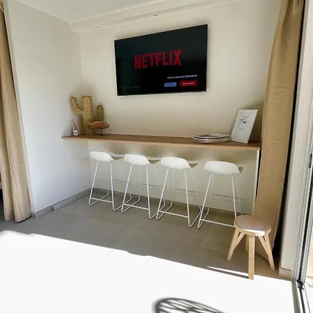 Apartament Proche St Tropez Refait A Neuf Bord De Et Piscine