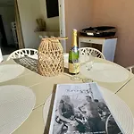 아파트 Proche St Tropez Refait A Neuf Bord De Et Piscine *