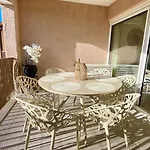 Proche St Tropez Refait A Neuf Bord De Et Piscine Apartmán